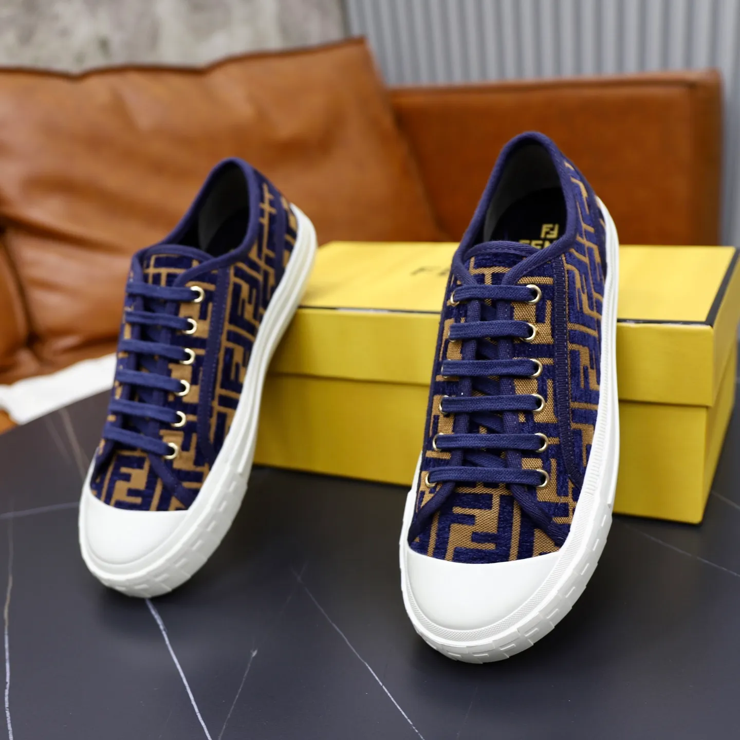 Factory price: 480 original order (couple model) Brand: FENDI Fendi 🙅‍♂️🙅‍♂️🙅‍♂️ Size: Female 35–40, Male 39-44 (45 can be customized) Grade: Official website genuine Material: Imported original LoGO fabric upper Original comfortable lining TPU wear-resistant lightweight outsole Style category: Loafers New trendy shoes Color: actual picture color